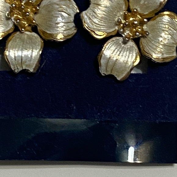 giovanni Jewelry - Giovanni  Signed Vintage Gold and Silver Floral Clip-on Earrings